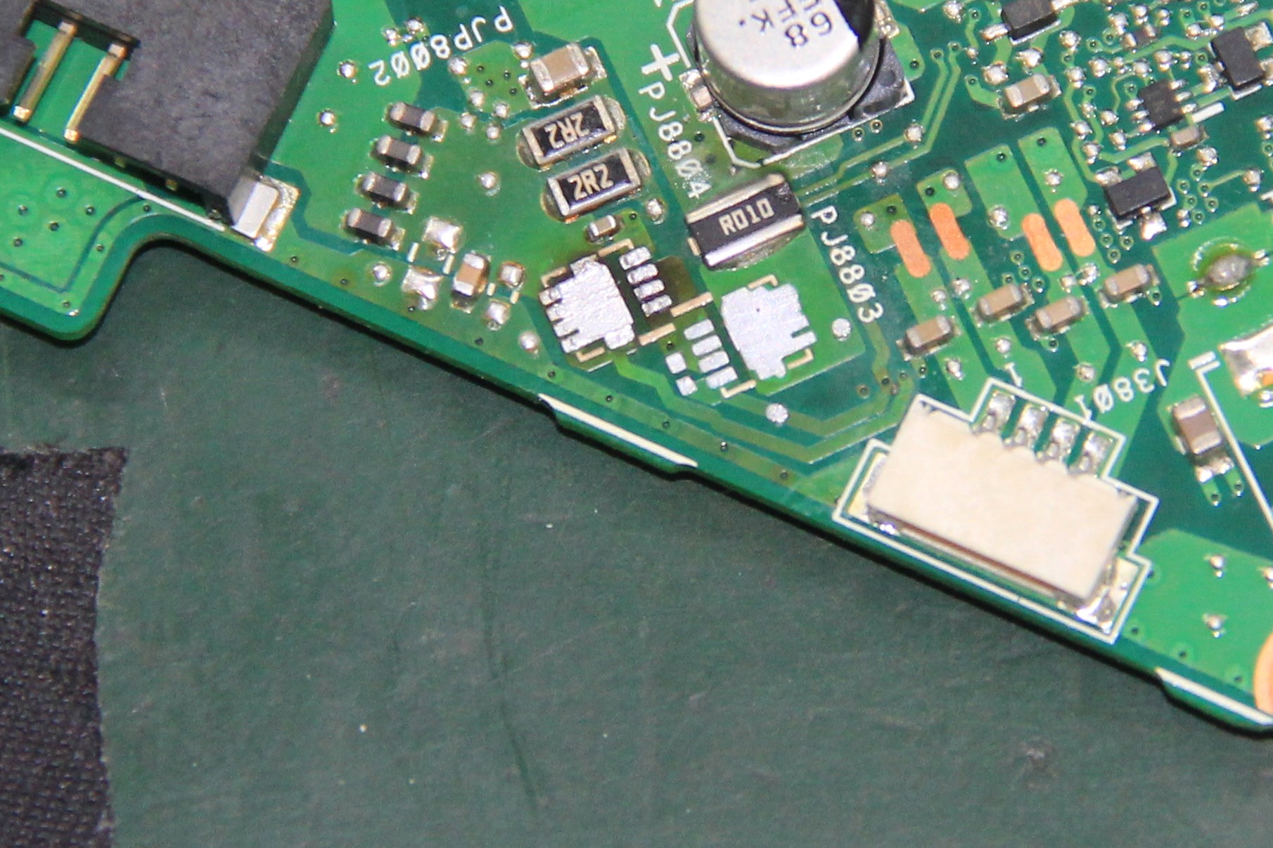 ASUS X550J 突然黑屏關機且有燒焦味,主機板供電燒毀維修實例|台中、彰化筆電維修 ASUS X550J 將主機板燒毀的零件拆除發現PCB因高溫發黑焦黃的情況