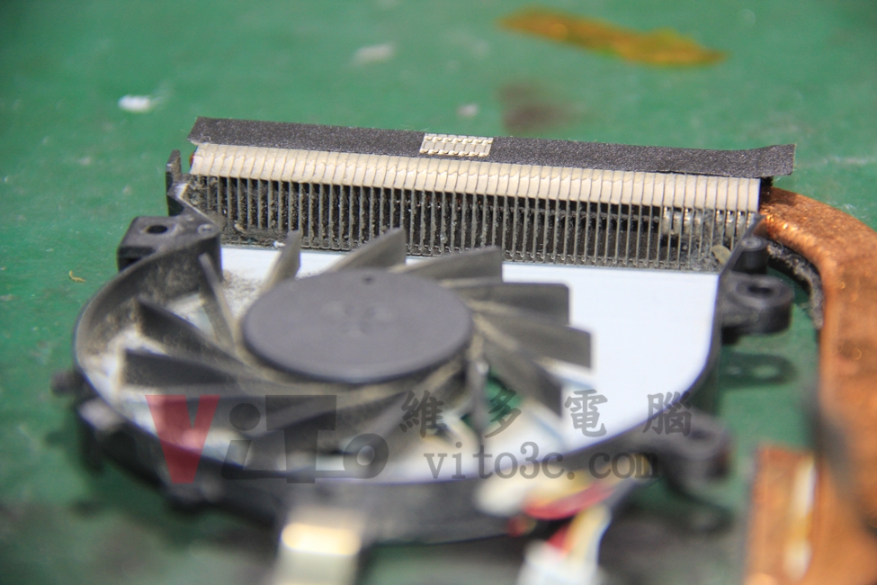 ACER 4745G 黑屏顯示異常怎麼辦?顯示卡過熱災情解析與 4 款共通筆電維修實例 ACER 4745G 將散熱器與風扇拆開做詳細的清潔