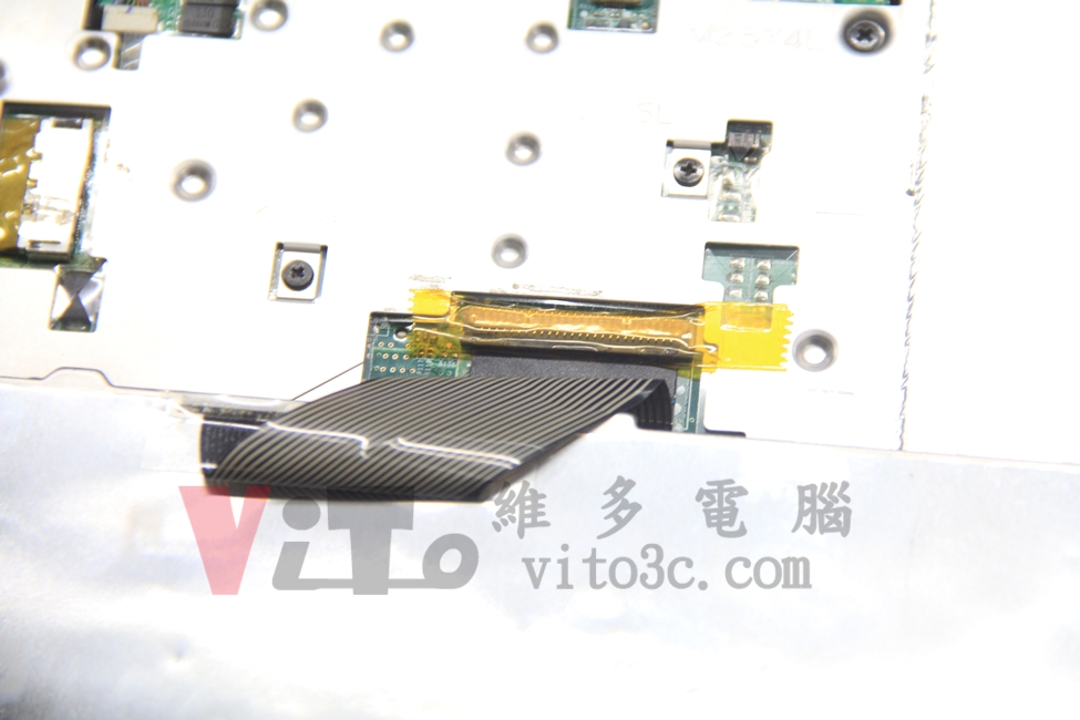 ACER 4745G 黑屏顯示異常怎麼辦?顯示卡過熱災情解析與 4 款共通筆電維修實例 ACER 4745G 鍵盤排線插座固定片脫落,以耐熱膠帶貼合