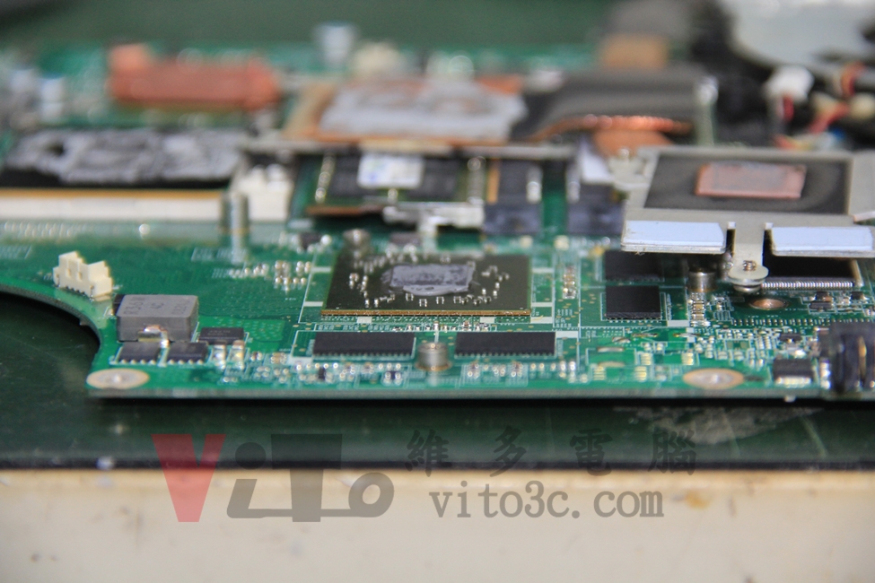 ACER 5820TG 黑屏、無法顯示、顯示卡過熱故障維修實例|台中、彰化筆電維修 ACER 5820TG 拆解顯示卡晶片前發現晶片側面已被BGA焊接過的痕跡,且明顯發黃
