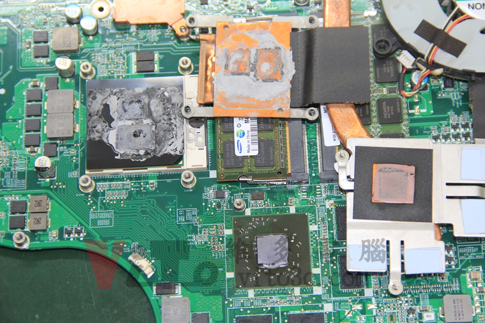 ACER 5820TG 黑屏、無法顯示、顯示卡過熱故障維修實例|台中、彰化筆電維修 ACER 5820TG 拆開散熱器檢查,CPU原廠散熱膏沒清理乾淨就塗上新的散熱膏