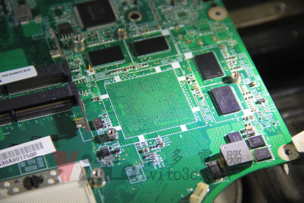ACER 5820TG 黑屏、無法顯示、顯示卡過熱故障維修實例|台中、彰化筆電維修 ACER 5820TG 將主機板的殘留焊錫清理乾淨,平穩對位確保BGA焊接順利