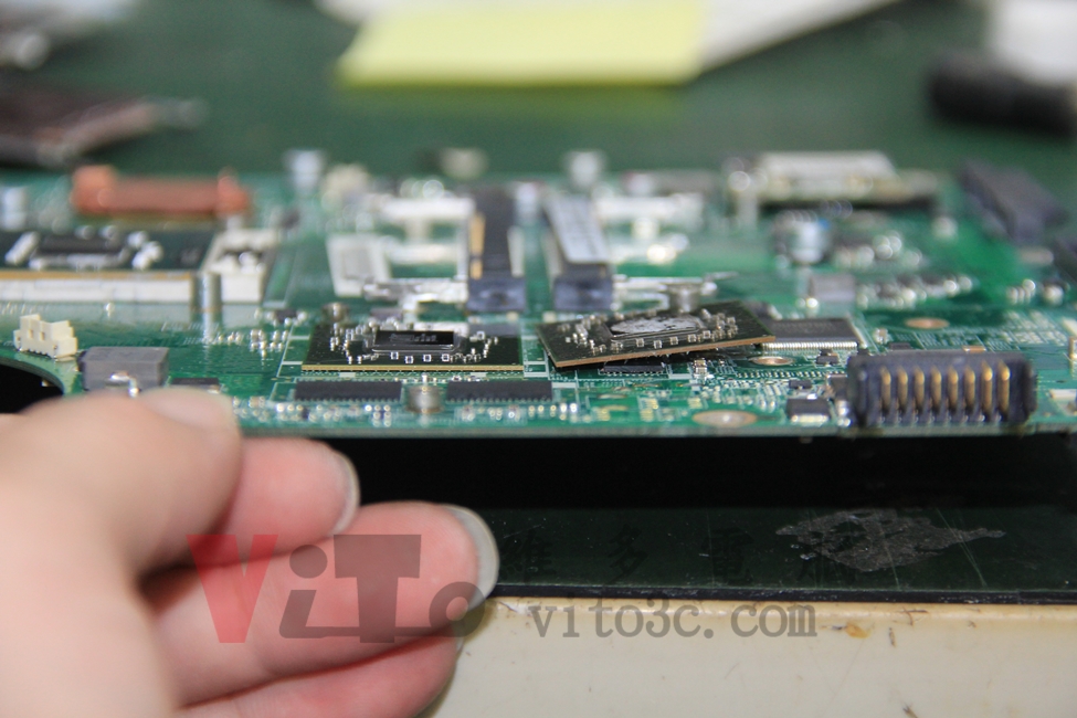 ACER 5820TG 黑屏、無法顯示、顯示卡過熱故障維修實例|台中、彰化筆電維修 ACER 5820TG 顯示卡晶片從側面看的新舊對比