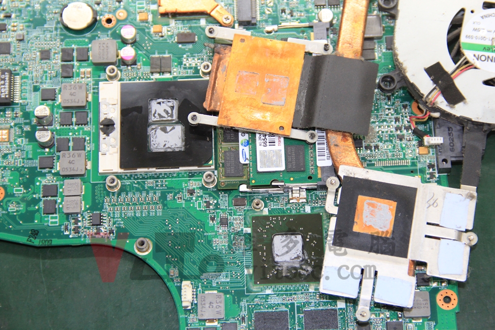 ACER 4820TG 開機沒畫面、黑屏,突然關機維修實例|台中、彰化筆電維修 ACER 4820TG 拆開散熱器發現CPU使用的散熱膏用量太少,顯示卡原本有導熱貼片被移除掉
