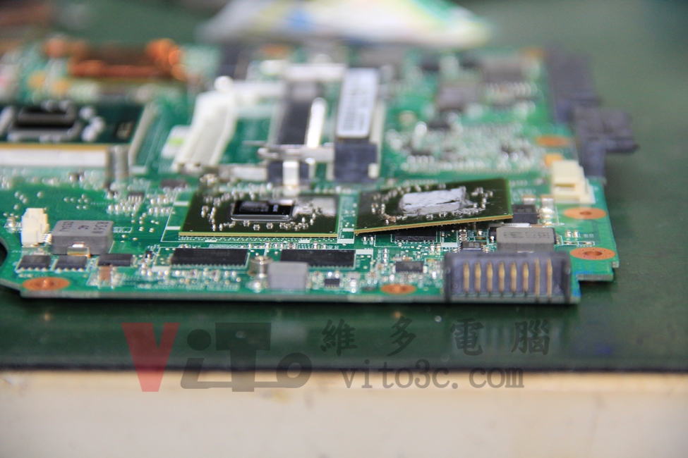 ACER 4820TG 開機沒畫面、黑屏,突然關機維修實例|台中、彰化筆電維修 ACER 5820TG 顯示卡晶片從側面看的新舊對比,右方的舊晶片明顯偏黃