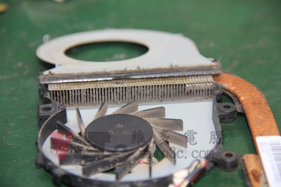 ACER 4820TG 開機沒畫面、黑屏,突然關機維修實例|台中、彰化筆電維修 ACER 4820TG 拆開散熱器檢查出風口鰭片灰塵堆積情況