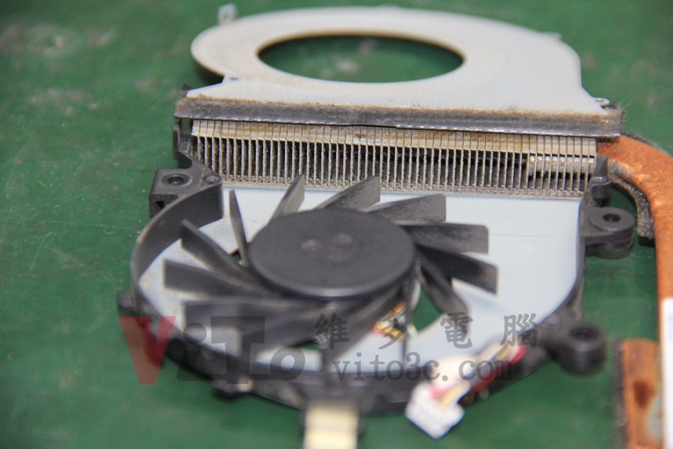 ACER 4820TG 開機沒畫面、黑屏,突然關機維修實例|台中、彰化筆電維修 ACER 4820TG 清理出風口鰭片灰塵,縫隙乾淨通透的樣子ACER 4820TG 清理出風口鰭片灰塵,縫隙乾淨通透的樣子