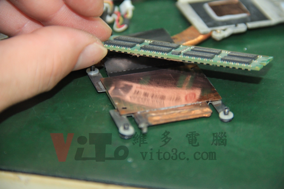 ACER 4820TG 開機沒畫面、黑屏,突然關機維修實例|台中、彰化筆電維修 ACER 4820TG 去除散熱器接觸面的氧化物,銅的表面像鏡子一樣能看到記憶體標籤的反射