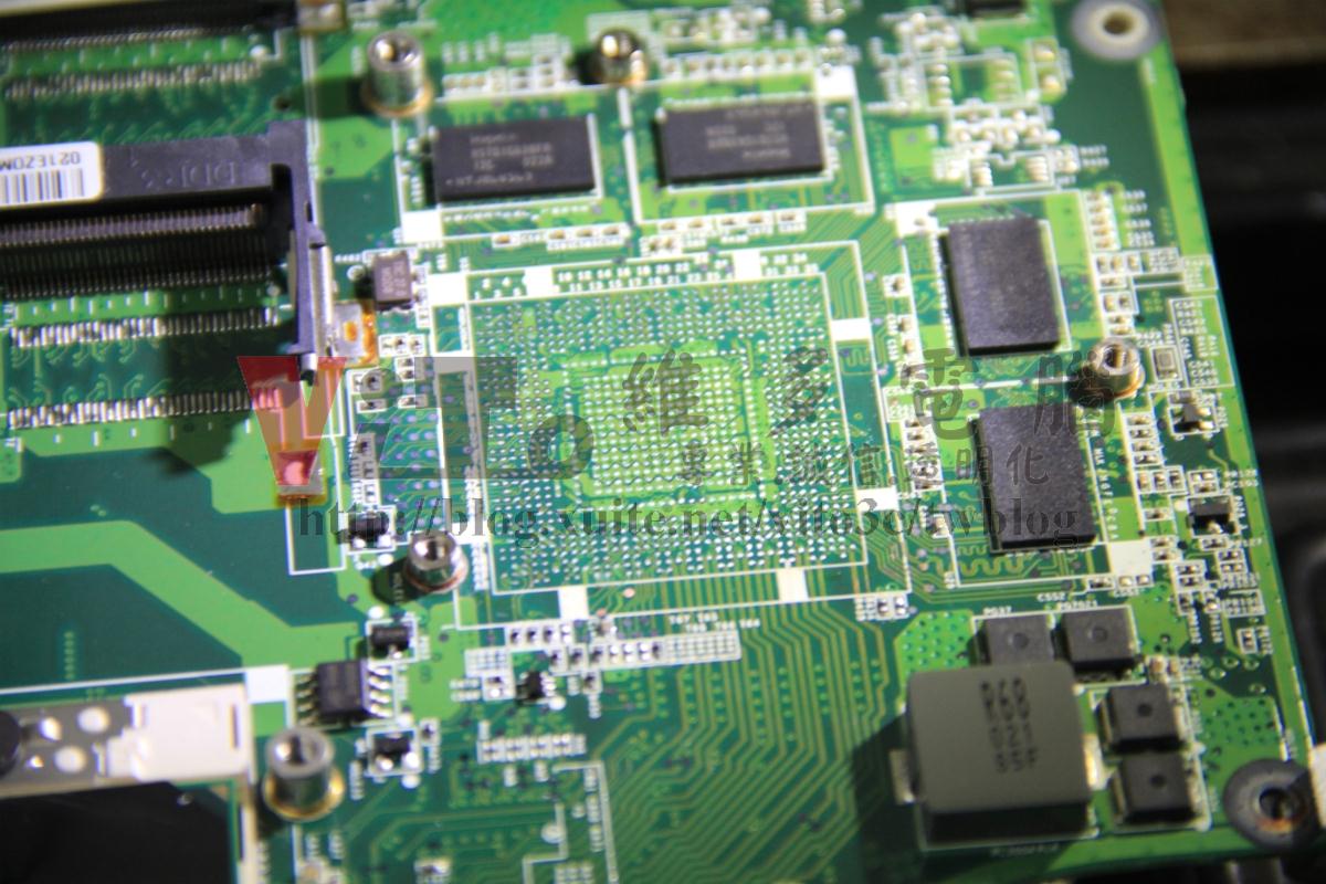 ACER 5745G 突然斷電關機、顯示卡過熱故障,BGA更換實例|台中、彰化筆電維修 ACER 5745G 將主機板的殘留焊錫清理乾淨,平穩對位確保BGA焊接順利