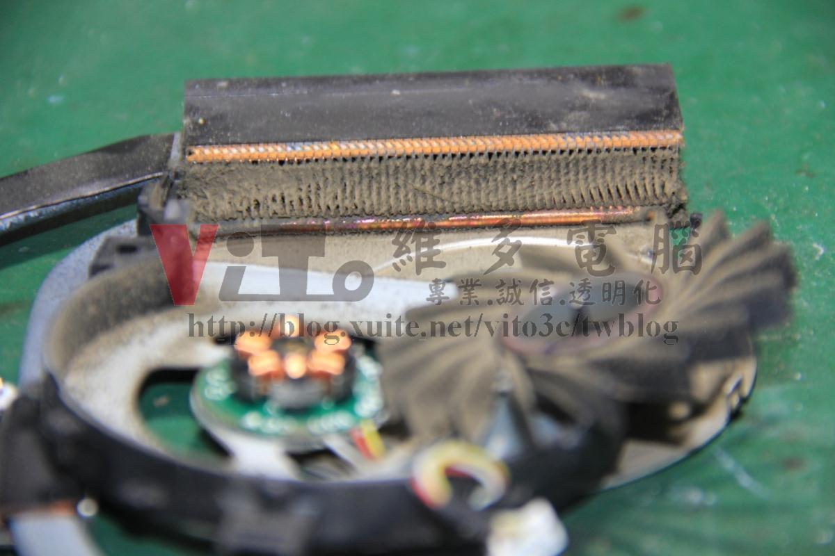 ACER 5745G 突然斷電關機、顯示卡過熱故障,BGA更換實例|台中、彰化筆電維修 ACER 5745G 拆開散熱器檢查出風口鰭片灰塵堆積情況