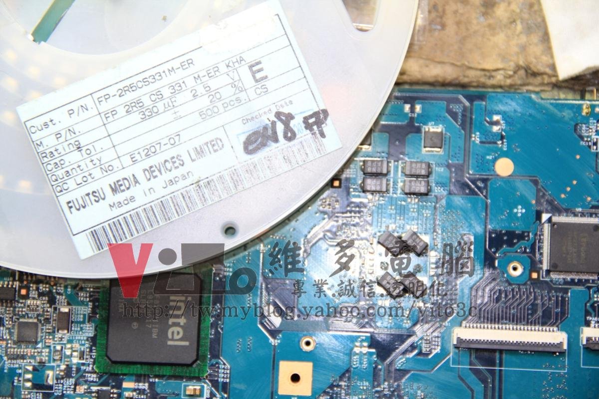 ACER 4732Z 不定時當機、開機黑屏、主機板供電異常維修實例|台中、彰化筆電專業維修 ACER 4732Z 刨開CPU供電接地點,以特殊排列焊接 8 顆 330μF 的日本製固態電容