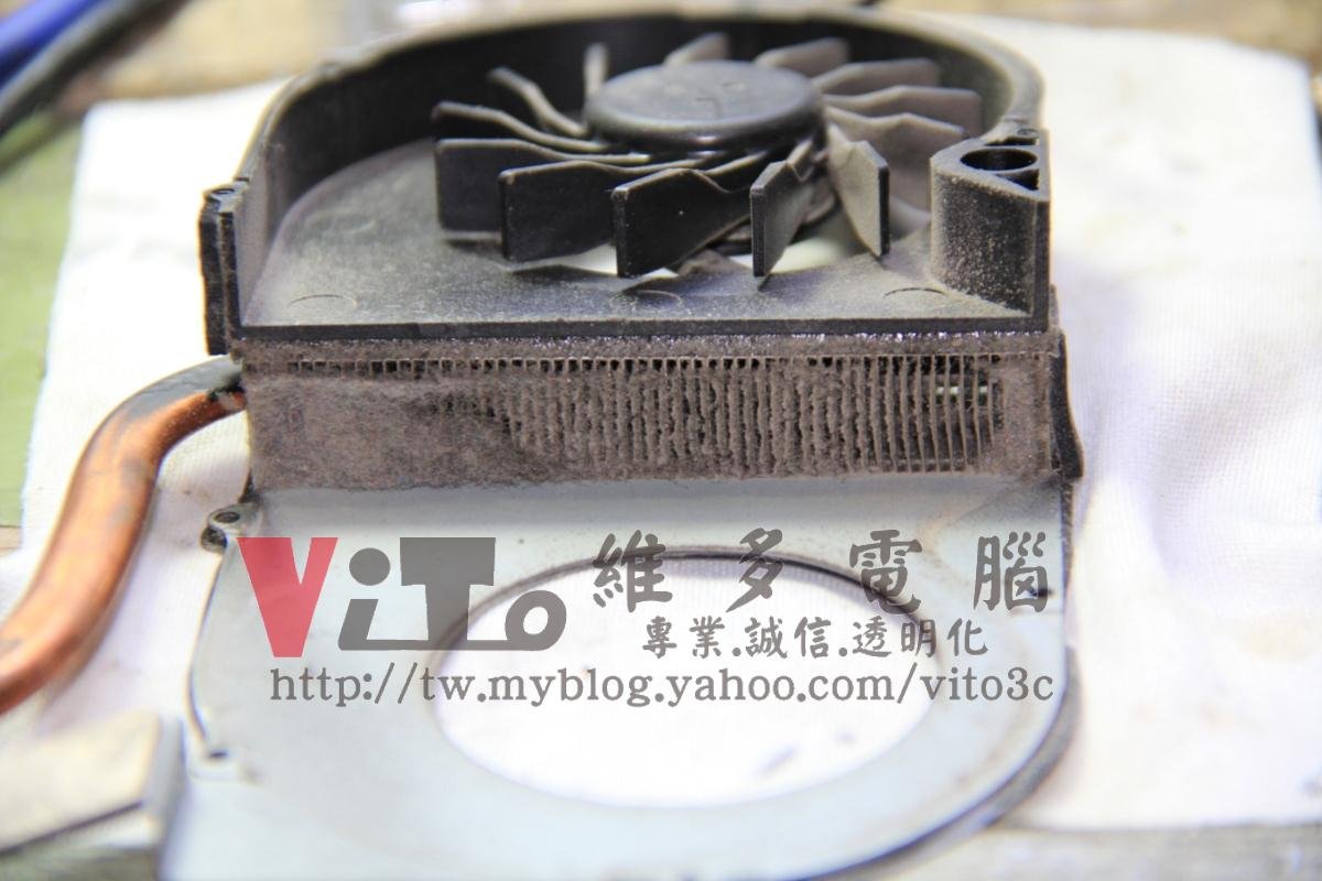 ACER 4732Z 不定時當機、開機黑屏、主機板供電異常維修實例|台中、彰化筆電專業維修 ACER 4732Z 拆開散熱器檢查出散熱鰭片,堆積不少灰塵阻擋出風口