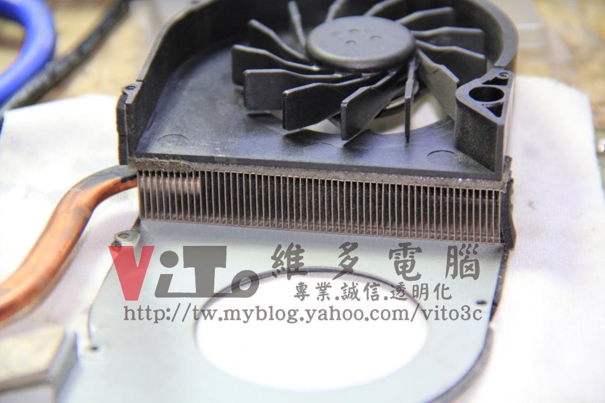 ACER 4732Z 不定時當機、開機黑屏、主機板供電異常維修實例|台中、彰化筆電專業維修 ACER 4732Z 清理出風口鰭片灰塵,縫隙乾淨通透的樣子