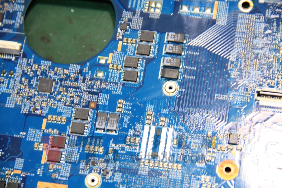 ACER 4755G 無法開機、突然斷電重啟、開機沒畫面維修實例|台中、彰化筆電維修 ACER 4755G 移除NEC大電容後,改裝焊接 5 顆 330μF 的日本製固態電容