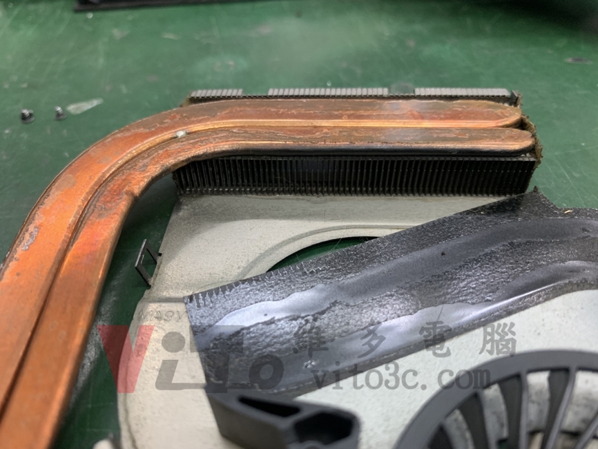 ACER 4755G 無法開機、突然斷電重啟、開機沒畫面維修實例|台中、彰化筆電維修 ACER 4755G 清理出風口鰭片灰塵,縫隙乾淨通透的樣子