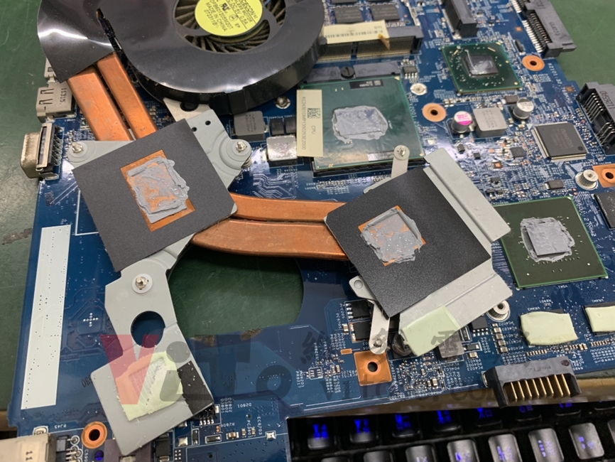 ACER 4755G 無法開機、突然斷電重啟、開機沒畫面維修實例|台中、彰化筆電維修 ACER 4755G 拆除散熱器檢查散熱膏都已經乾掉失效