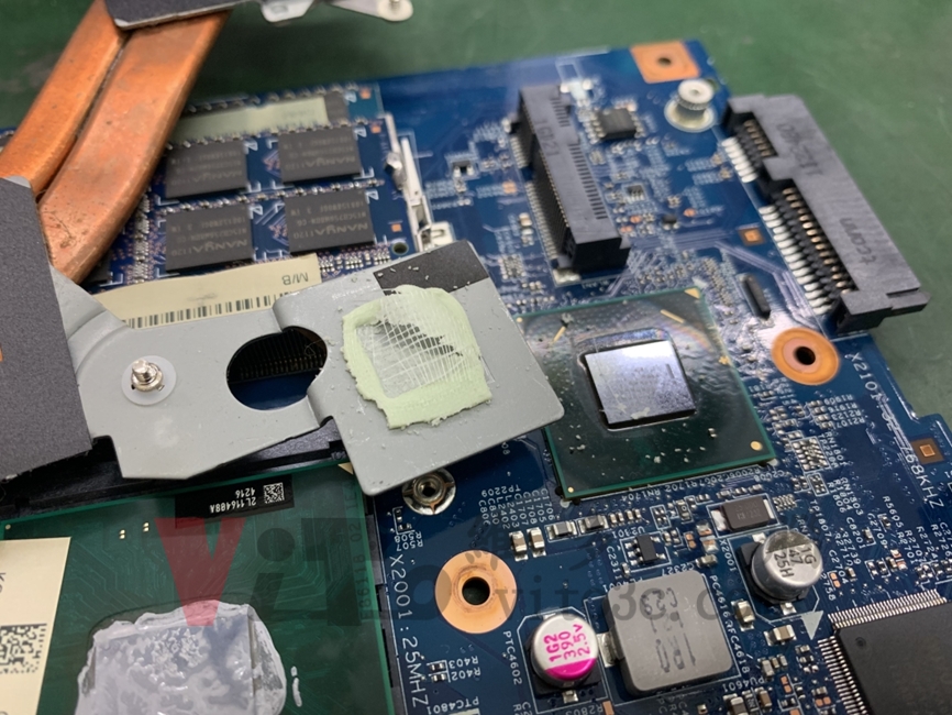 ACER 4755G 無法開機、突然斷電重啟、開機沒畫面維修實例|台中、彰化筆電維修 ACER 4755G 拆開散熱器檢查發現 PCH 導熱墊片被螞蟻啃食過的痕跡與碎屑