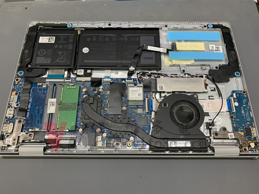 DELL P112F 電池可以使用、外接變壓器無法充電,主機板維修實例|台中、彰化筆電維修 DELL 15 3511 (P112F) 拆開後的內部結構