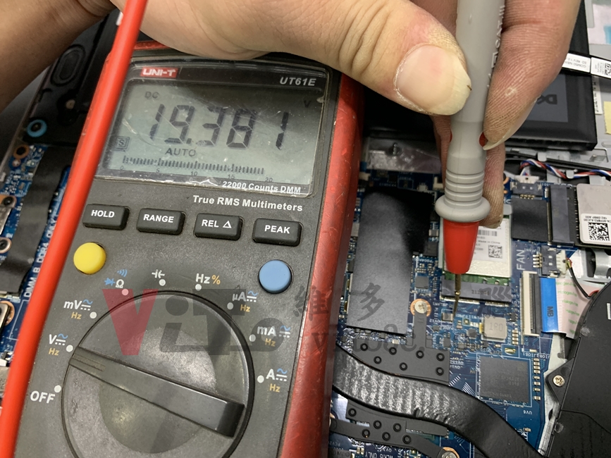 DELL P112F 電池可以使用、外接變壓器無法充電,主機板維修實例|台中、彰化筆電維修 DELL Inspiron 15 3511 (P112F) 以三用電表測量主機板有入電顯示為 19.381V
