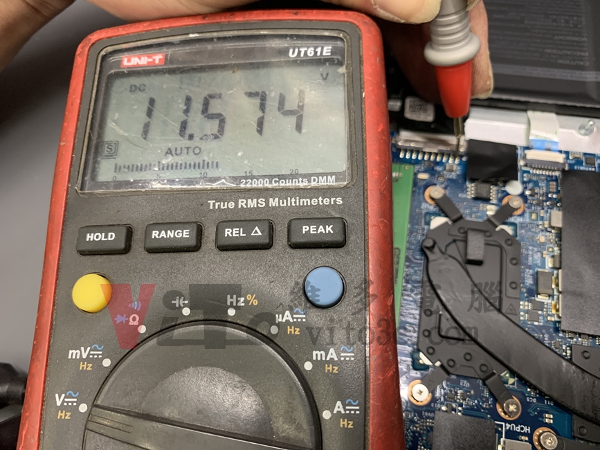 DELL P112F 電池可以使用、外接變壓器無法充電,主機板維修實例|台中、彰化筆電維修 DELL Inspiron 15 3511 (P112F) 以三用電表測量主機板已恢復充電顯示為 11.574V