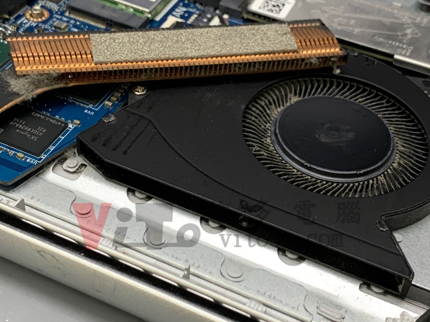DELL P112F 電池可以使用、外接變壓器無法充電,主機板維修實例|台中、彰化筆電維修 DELL 15 3511 (P112F) 長期使用下散熱器出風口堆積少量灰塵