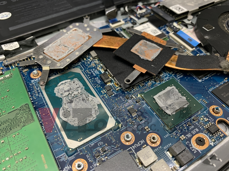 DELL P112F 電池可以使用、外接變壓器無法充電,主機板維修實例|台中、彰化筆電維修 DELL 15 3511 (P112F) 拆除散熱器檢查散熱膏都已經乾掉失效