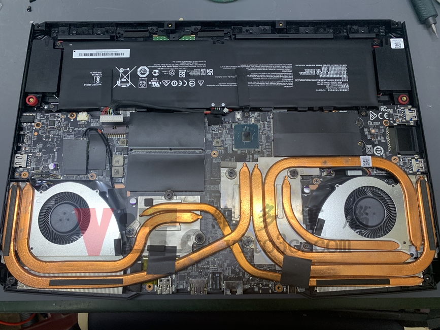 MSI GP76 無法開機、不過電、不能充電維修實例|台中、彰化筆電維修 MSI GP76 拆開底蓋後內部電池、散熱器、主機板結構