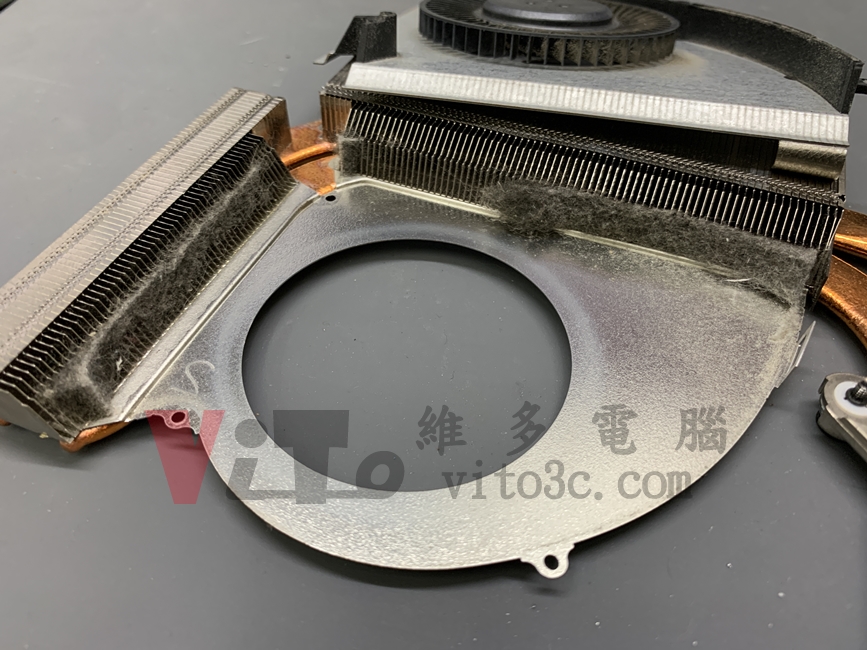 MSI GP76 無法開機、不過電、不能充電維修實例|台中、彰化筆電維修 MSI GP76 拆開風扇散熱器的右側出風口鰭片堆滿灰塵