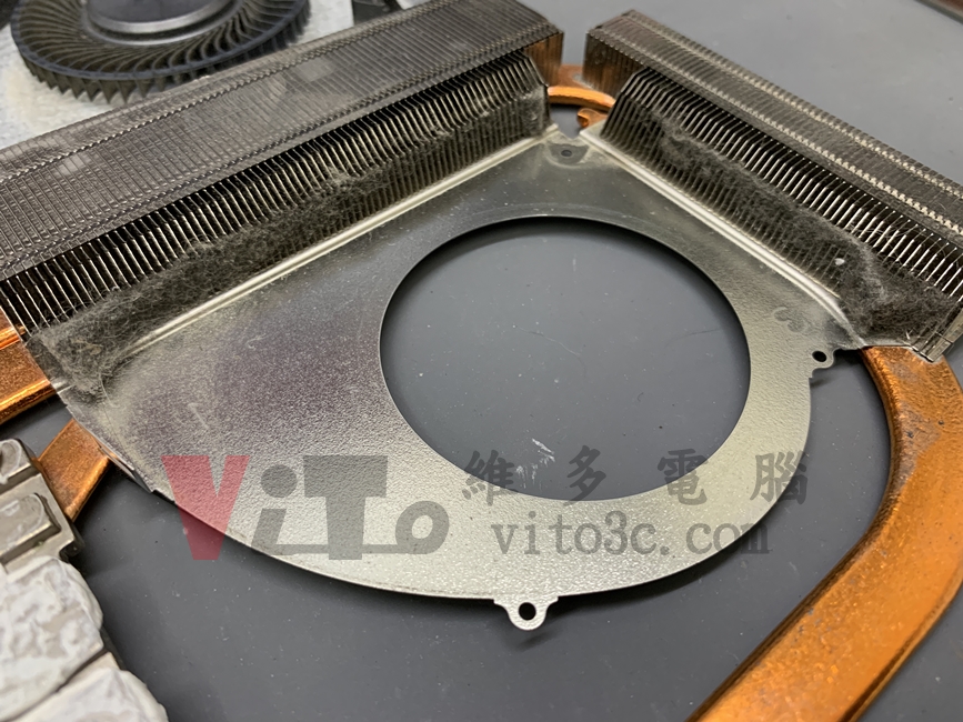 MSI GP76 無法開機、不過電、不能充電維修實例|台中、彰化筆電維修 MSI GP76 拆開風扇散熱器的左側出風口鰭片堆滿灰塵