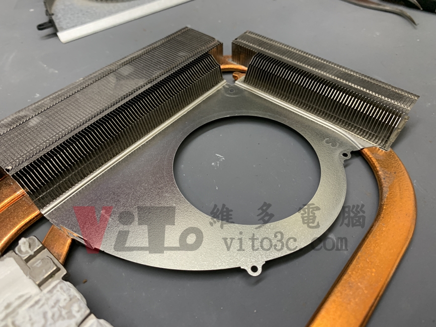 MSI GP76 無法開機、不過電、不能充電維修實例|台中、彰化筆電維修 MSI GP76 將散熱器的左側出風口鰭片灰塵清理乾淨後的樣子