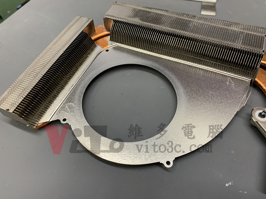 MSI GP76 無法開機、不過電、不能充電維修實例|台中、彰化筆電維修 MSI GP76 將散熱器的右側出風口鰭片灰塵清理乾淨後的樣子