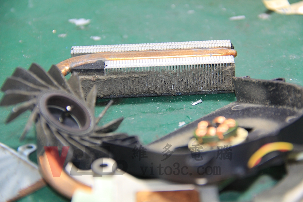 ACER 4937G 拆開散熱器檢查出風口鰭片灰塵堆積情況
