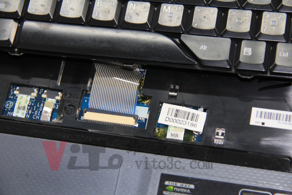 ACER 4937G 右方快捷鍵與主機板的的連接排線，有原廠維修過貼上的條碼標籤