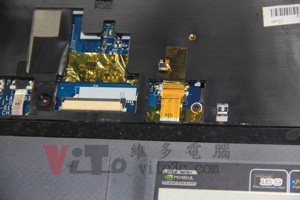 ACER 4937G 不安裝右方快捷鍵與主機板的的連接排線，預防排線短路將排線貼上膠帶並固定在外殼上