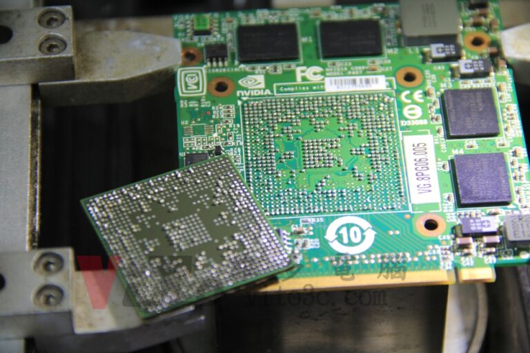 ACER ASPIRE 6920G 以BGA焊接將NVIDIA 9500M GS 顯示卡晶片拆除後的樣子，主機板與晶片底部錫球殘留痕跡