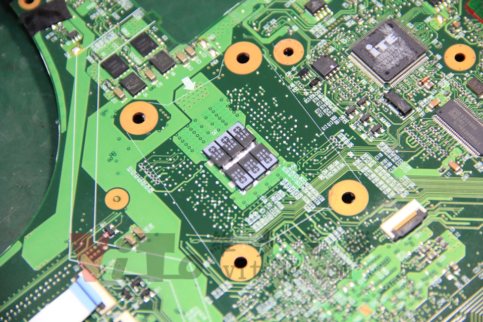 ACER 6920G 刨開CPU供電接地點，以特殊排列焊接 6 顆 330μF 的日本製固態電容