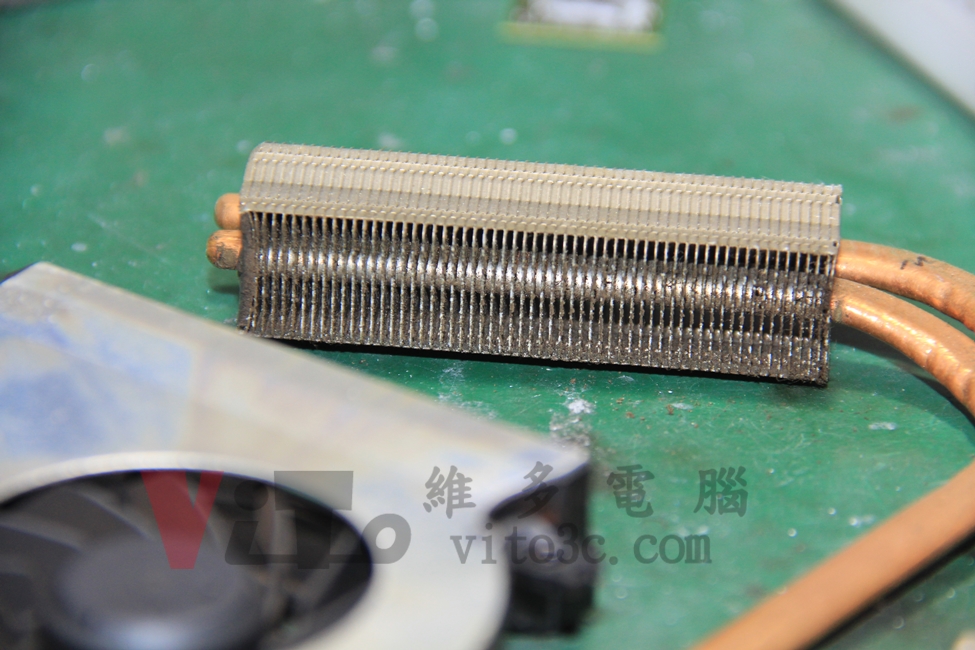 ACER 6920G 將散熱器與風扇拆開檢查發現出風口鰭片卡滿灰塵