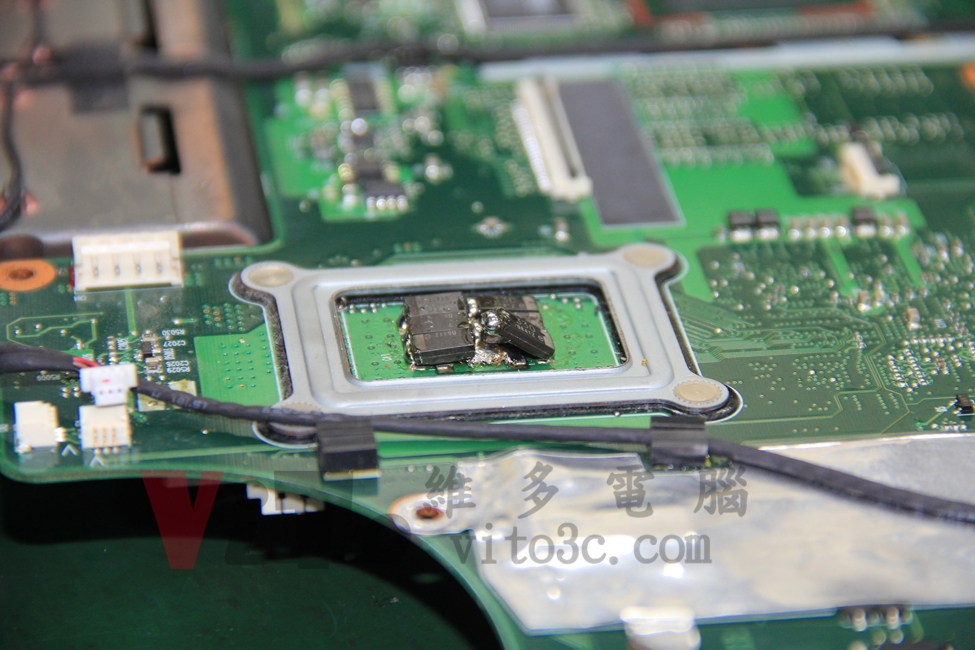 ACER 8920G 開機黑屏、沒畫面顯示、無法開機、CPU供電與顯示卡故障更換實例|台中、彰化筆電維修 ACER 8920G 電容的中心接地點焊接不良,側面看明顯翹起