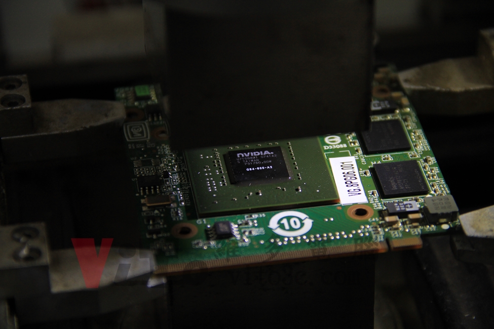 ACER 5920G BGA 焊接加熱拆除故障的 NVIDIA G84-600-A2 顯示卡晶片為黑色封裝