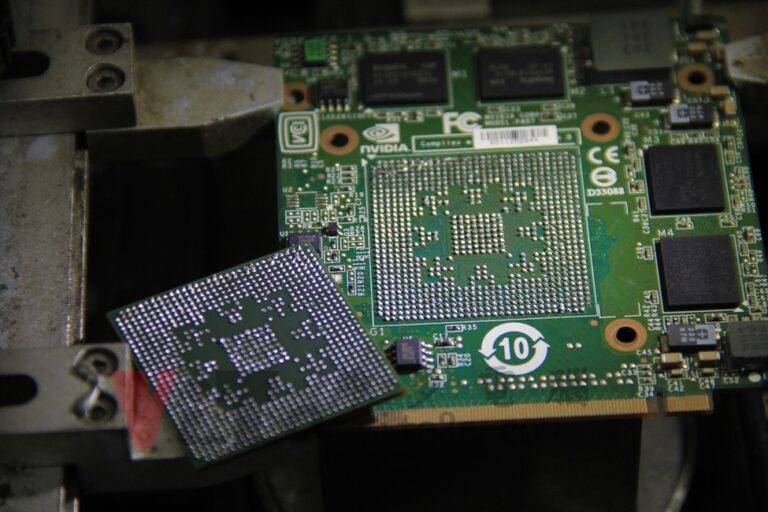 ACER 5920G BGA 拆除顯卡晶片後的樣貌，MXM顯示卡板與晶片底部錫球殘留痕跡