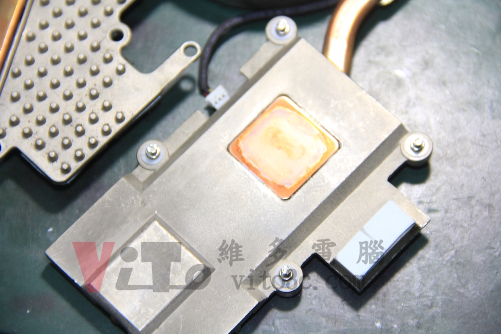 ACER 5920G 將乾掉的散熱膏清除，及散熱器接觸面上的氧化物去除