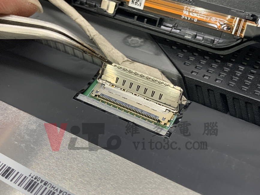 ROG G733Z 開機黑屏、有開機音效但無畫面顯示、螢幕故障維修實例|台中、彰化筆電維修 ROG G733 特殊的螢幕排線,於插頭處還有EMI遮蔽的蓋殼