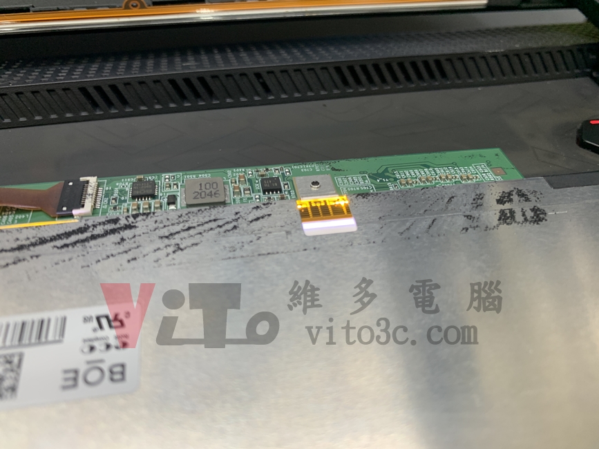 ROG G733Z 開機黑屏、有開機音效但無畫面顯示、螢幕故障維修實例|台中、彰化筆電維修 ROG G733 以維修面板驅動板的方式來驗證故障,開機黑屏僅有背光點亮