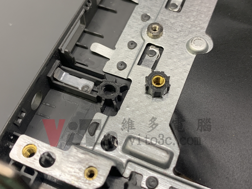Lenovo ideapad 3 Slim 3 無法進入作業系統、開機黑屏、主機板維修實例|台中、彰化筆電維修 Lenovo IdeaPad 3 轉軸固定點斷裂