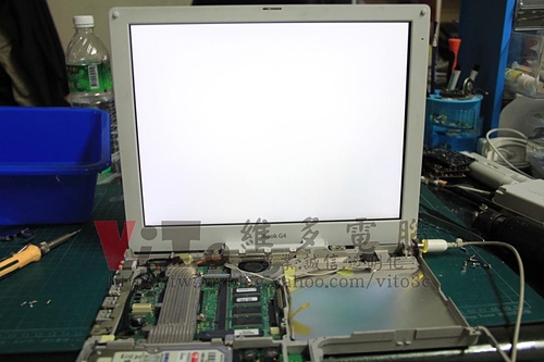 (筆電維修)蘋果 APPE iBOOK G4 A1054 白畫面白屏~開機畫面反白線條~顏色漸變~面板故障維修實例