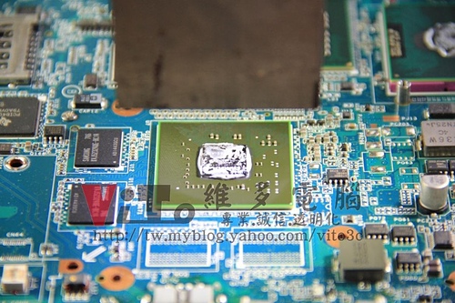 (筆電維修)新力 VAIO VGN-FZ35T(PCG-3A2T) 作業系統中破圖~顯示卡過熱故障~更換升級2011年生產週期的改良晶片維修實例