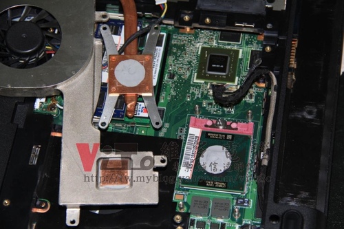 (筆電維修)華碩 ASUS F6S 開機白畫面~開機有音效~白色畫面有線條~獨立顯卡故障維修實例