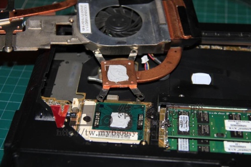 (筆電維修)華碩 ASUS F8SV 畫面亂碼花屏~白色線條畫面分格~無法進作業系統~顯卡故障維修實例