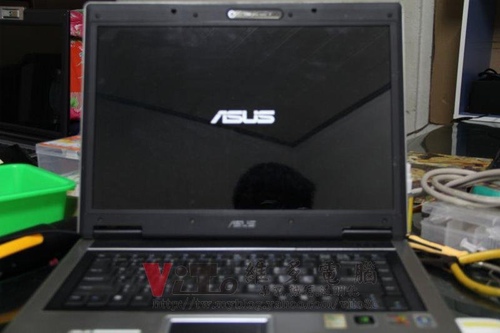 (筆電維修)華碩 ASUS F3T 開機白屏~畫面條紋維修實例