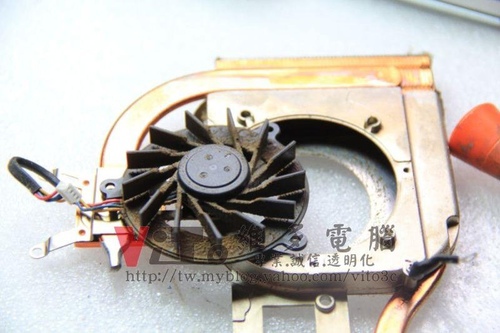 (筆電維修)華碩 ASUS F8S 顯卡故障~更換2011年白色封裝的改良溫控晶片維修實例